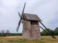 Steinerne Windmühle auf dem Feld bei einem Bauernhof